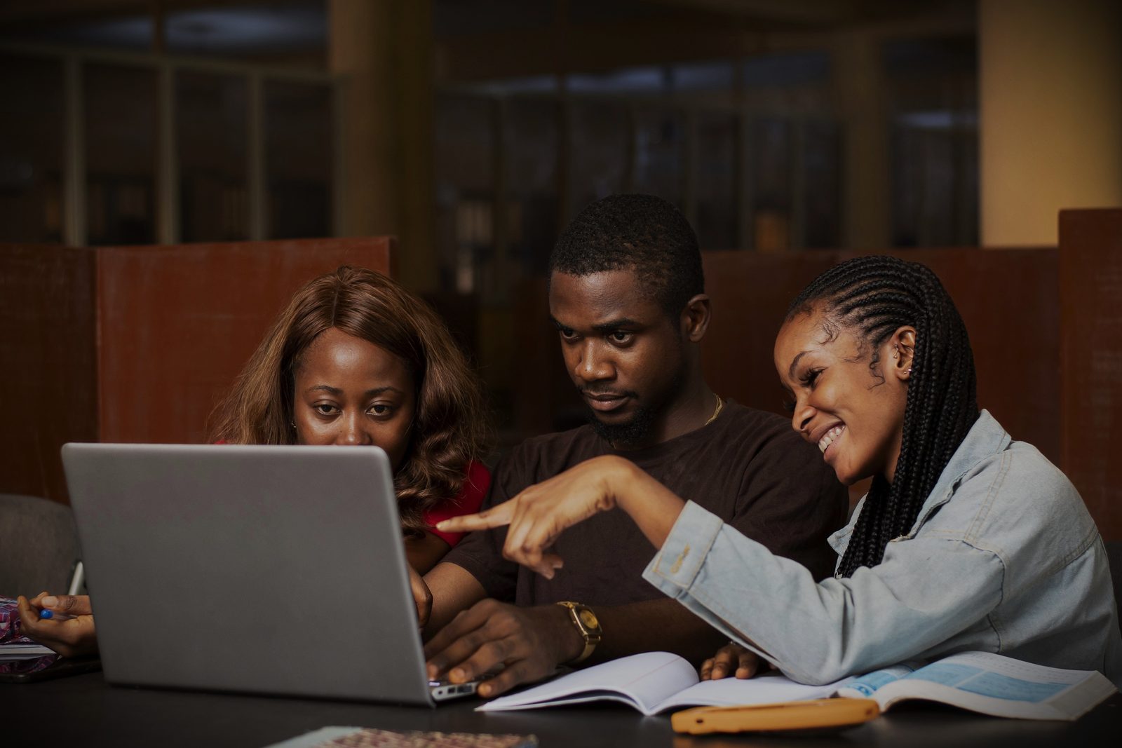 Étudiants de Giovani & Mamie University travaillant ensemble