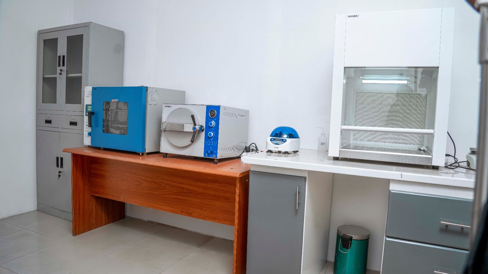 Équipements de laboratoire : étuve, autoclave, centrifugeuse et poste de sécurité microbiologique