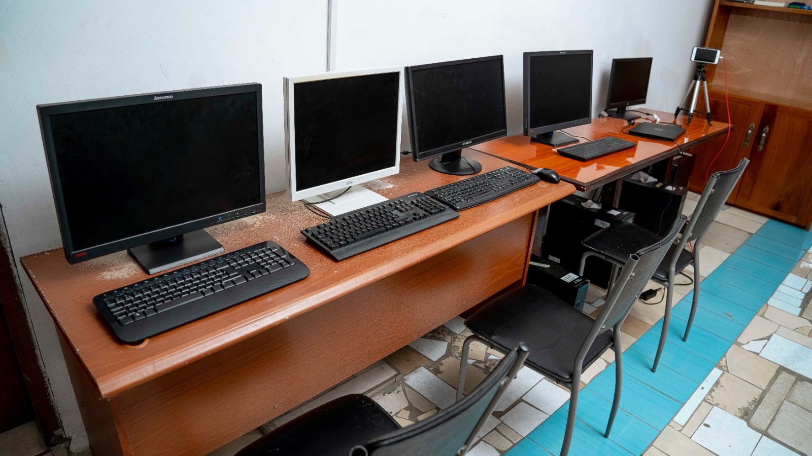 Postes informatiques alignés prêts pour les travaux pratiques