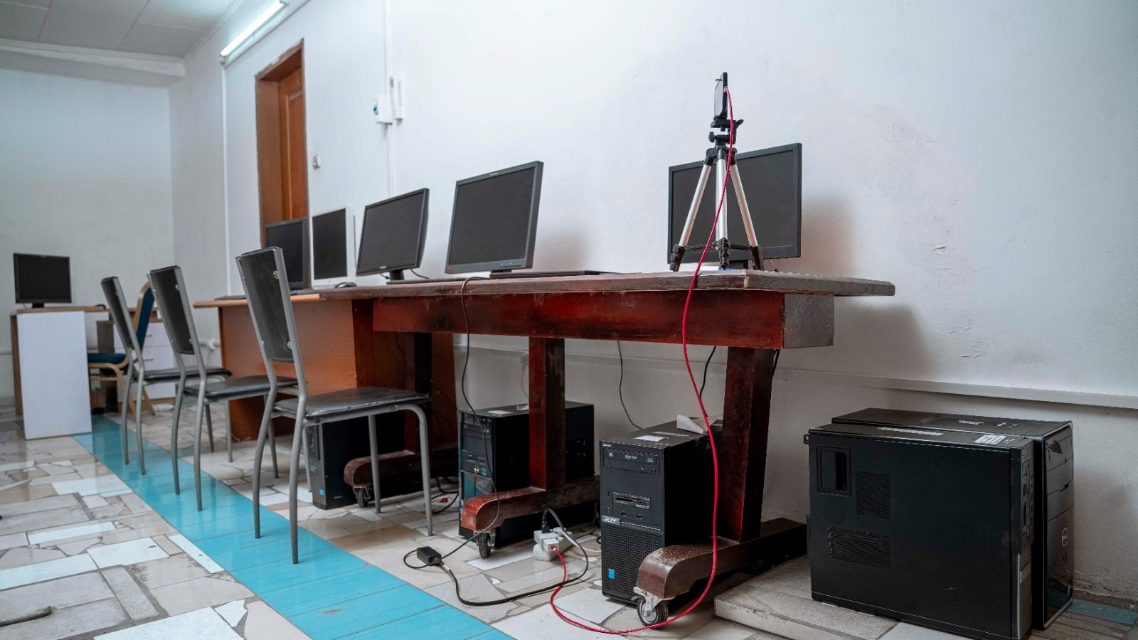 Espace de travail avec unités centrales et écrans