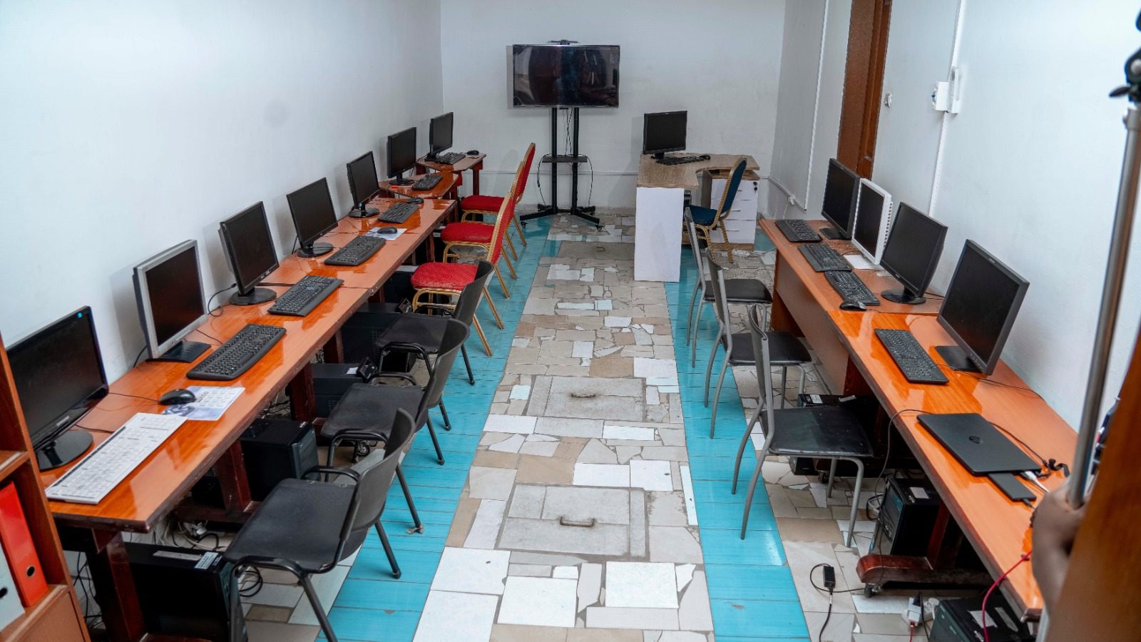 Salle informatique de GMU équipée de postes de travail